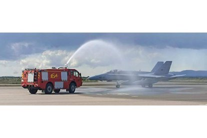 El arco de agua, tradición aeronáutica, con el que se despidió al avión en su base de Gando. EJÉRCITO DEL AIRE Y DEL ESPACIO