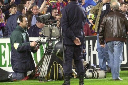 Cámara de televisión, durante un partido de Liga en el Camp Nou.