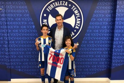 La Deportiva llegó ayer a los 7.000 socios con los hijos del árbitro José Luis González González. SDP