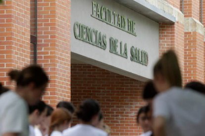 Alumnos de la Facultad de Ciencias de la Salud, en el Campus de Vegazana. FERNANDO OTERO