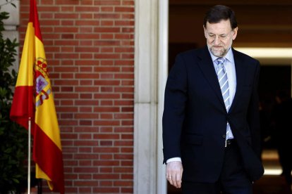 El presidente del Gobierno, Mariano Rajoy, a las puertas del Palacio de la Moncloa.