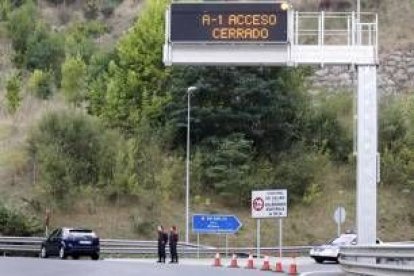 La Policía del País Vasco vigila el acceso cortado de la A-1 tras la explosión de La Rioja