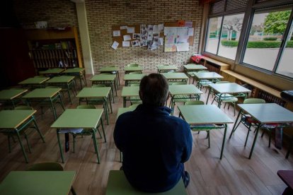 Un profesor en un aula. PACO SANTAMARÍA