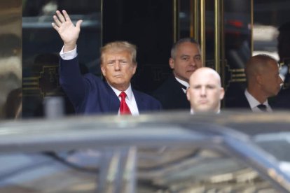 Donald Trump sale de su edificio residencial en Manhattan para dirigirse al tribunal. CJ GUNTHER