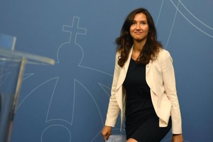 La ministra más joven de Suecia, Aida Hadzialic, dimite tras conducir bajo los efectos del alcohol.