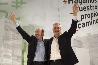 Rubalcaba saluda junto al presidente de la Junta de Andalucía, José Antonio Griñán.