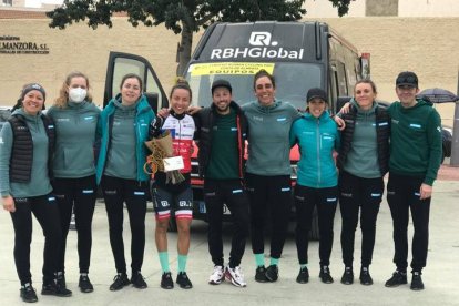 Aranza Villalón, con el equipo leonés tras acabar el recorrido. VILLALÓN ENEICAT