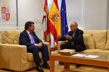 Nicolás Castellanos (d) se entrevistó ayer con el consejero de Presidencia, Luis Miguel González. DL