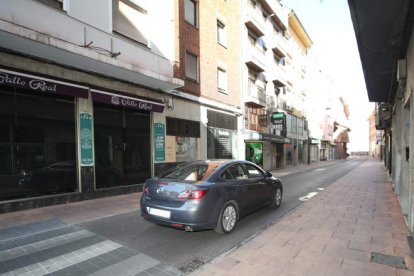 Los coches vuelven a circular por la calle Real en Ponferrada. L. DE LA MATA