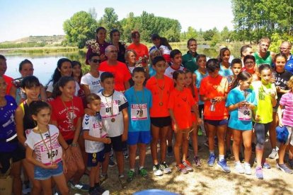 El alcalde, junto a los participantes en la carrera popular, en la jornada de convivencia. DL