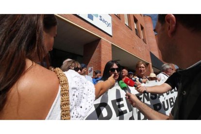 Un momento de la protesta, ayer viernes delante de las puertas del Hospital El Bierzo. ANA F. BARREDO