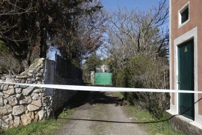 Finca en donde ocurrió el crimen, precintada por la Guardia Civil. MARCIANO PÉREZ