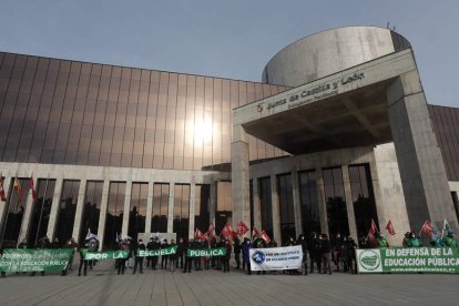 La protesta se efectuó frente a la Delegación de la Junta. JESÚS F. SALVADORES