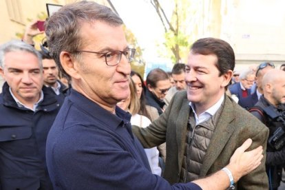 El presidente del Partido Popular de Castilla y León, Alfonso Fernández Mañueco, participa, junto al presidente nacional del PP, Alberto Núñez Feijóo, en la concentración en defensa del Estado de Derecho y la Igualdad de todos los españoles y en contra de la amnistía. JUAN LÁZARO