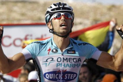 El ciclista italiano Dario Cataldo celebra la victoria en el Cuitu Negru al cruzar la línea de meta de la decimosexta etapa de la la Vuelta.