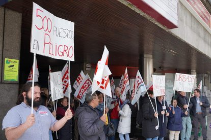 Los trabajadores se concentraron ante la sede de la empresa en Santo Domingo. J. NOTARIO