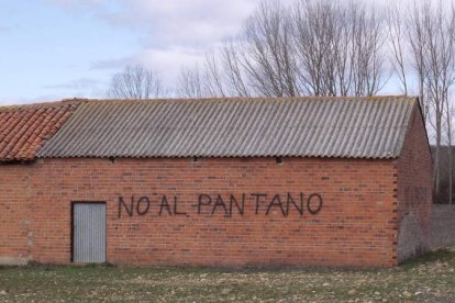 Imagen de archivo de una de las muchas pintadas contra las balsas en Carrizo de la Ribera. DL