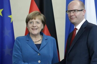 Merkel junto al primer ministro checo, Bohuslav Sobotka, este lunes en Berlín.