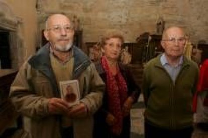 Sobrinos nietos del beato berciano, con su foto, ayer en el monasterio