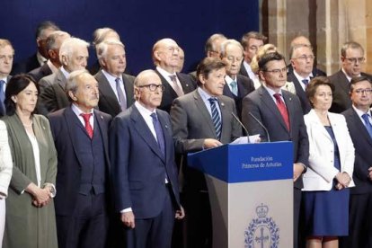 El Premio Princesa de Asturias de la Concordia distingue a la ciudad de Gdansk por su lucha por la libertad. En la foto, los miembros del jurado durante la lectura de su decisión.