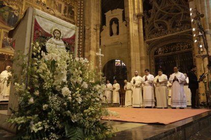 Los tres diáconos y el presbítero en un momento de su ordenación ayer en la Catedral. FERNANDO OTERO