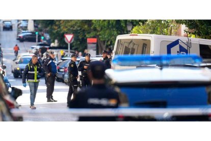 Imagen de la policía tras el atentado sufrido por el político en el barrio de Salamanca. RODRIGO JIMÉNEZ