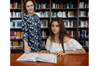 Ana Bayón y Ana Isabel Mitadiel, la primera y la última estudiante en pasar por la selectividad en León. JESÚS FERNÁNDEZ SALVADORES