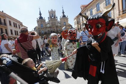 Los gigantes y cabezudos recorrerán los barrios. JESÚS F. SALVADORES