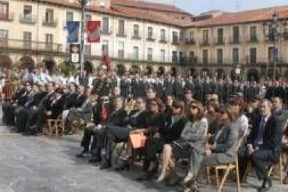 Familiares de los cofrades, durante la ceremonia en la plaza Mayor