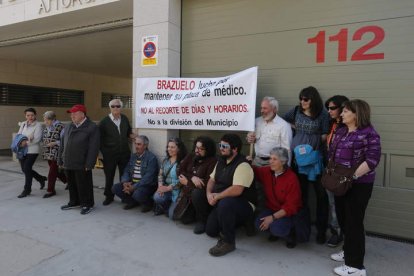 Un grupo de vecinos protestó ayer en el centro de salud de Astorga.