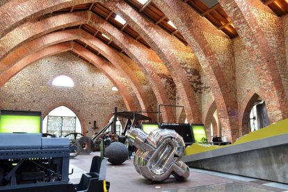 Vista general de la exposición donde se mezclan las obras del museo con las esculturas del artista leonés.