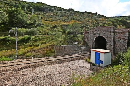 Túnel de la Perruca, emblema de la Rampa y logotipo de la plataforma. RAMIRO