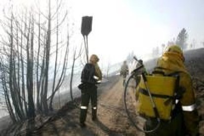 Las brigadas siguieron ayer con su trabajo en un intento de evitar nuevos rebrotes del incendio