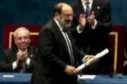 Umberto Eco durante la recogida del premio Príncipe de Asturias