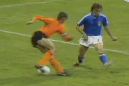 El legendario regate de Johan Cruyff al sueco Jan Olsson en el Mundial de 1974.