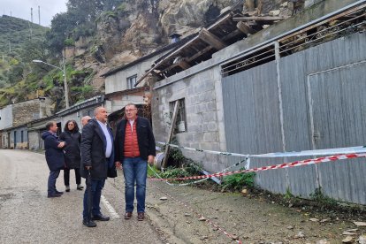 El presidente de la Diputación de León, Gerardo Álvarez Courel, visitó este viernes la carretera que une Puente de Domingo Flórez con San Pedro de Trones. DL