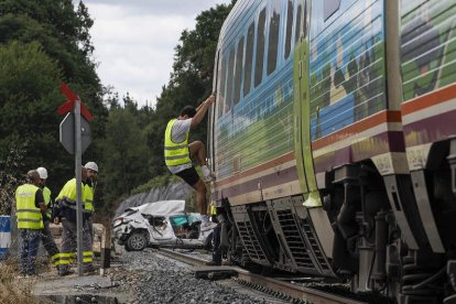 El tren arrastró el vehículo en el que viajaban los jóvenes durante 200 metros. ELISEO TRIGO