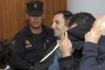 Suárez Trashorras (centro), uno de los implicados en la Operación Pipol