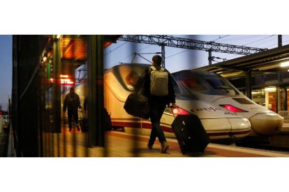 Un AVE y un Alvia, en los andenes superiores de la estación de Adif en la capital leonesa. FERNANDO OTERO