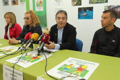 Valentín Barrio, en el centro, ayer durante la rueda de prensa. L. DE LA MATA