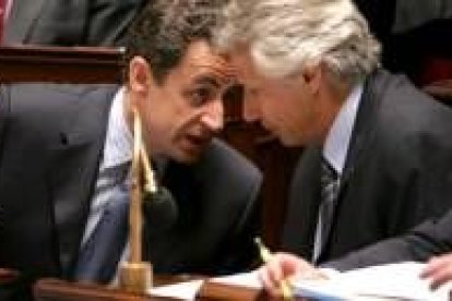 Sarkozy y Villepin intercambian opiniones en la Asamblea Nacional