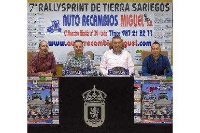 Organizadores y autoridades en la presentación del Rallysprint. DL