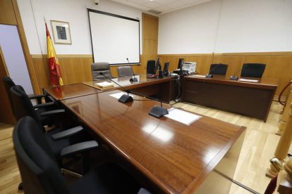 Imagen de archivo de una sala de vistas de los juzgados de León. RAMIRO