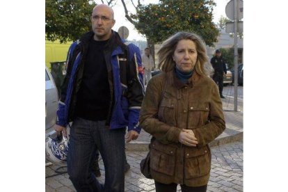 La madre y el tío de Marta del Castillo, Eva y Javier Casanueva, a su llegada hoy a la Audiencia de Sevilla, donde la Fiscalía ha mantenido su petición de 52 años de cárcel para el asesino confeso de la joven sevillana, Miguel Carcaño.