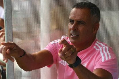 José Gomes dando instrucciones durante un partido de la pretemporada. L. DE LA MATA