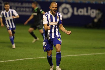 Yuri celebra un gol en El Toralín, que vuelve a ser un feudo en el que el equipo local se muestra fiable. LDLM