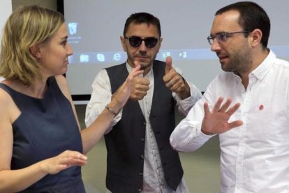 Tania Sánchez, Juan Carlos Monedero y Luis Alegre, en los cursos de verano de El Escorial.