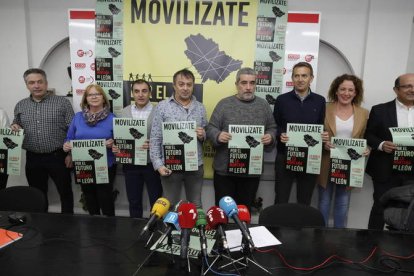 Los responsables sindicales junto a los representantes de los municipios que protagonizarán la manifestación del domingo. RAMIRO