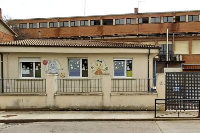 La guardería, cerrada, con el edificio del colegio al fondo. ACACIO DÍAZ