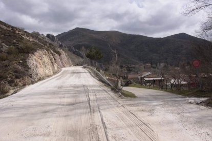 La carretera que da acceso a la mina se está parcheando con arena. CAMPOS